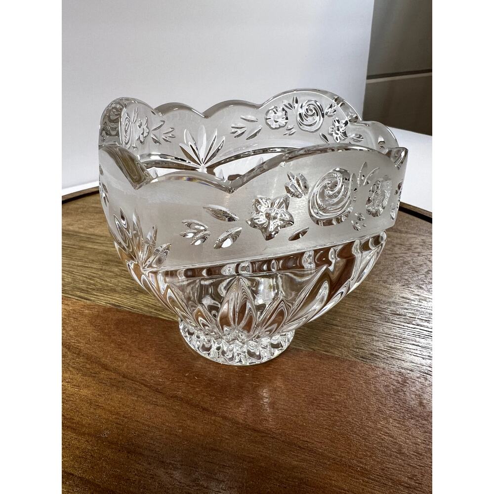 Oneida Crystal Potpourri/Candle Bowl Southern Garden‎ Scallop Frosted Floral Rim